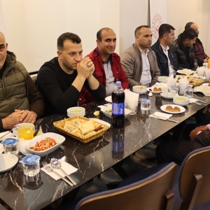 AĞRI AİLE VE SOSYAL HİZMETLER İL MÜDÜRLÜĞÜ VE BAĞLI KURULUŞLARLA İFTAR YEMEĞİ PROGRAMI DÜZENLENDİ - fotoğraf 4