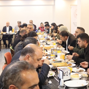 AĞRI AİLE VE SOSYAL HİZMETLER İL MÜDÜRLÜĞÜ VE BAĞLI KURULUŞLARLA İFTAR YEMEĞİ PROGRAMI DÜZENLENDİ - fotoğraf 6