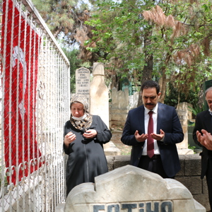 Ailesi İle Birlikte Şehidimizin Kabrini Ziyaret Ettik. - fotoğraf 1