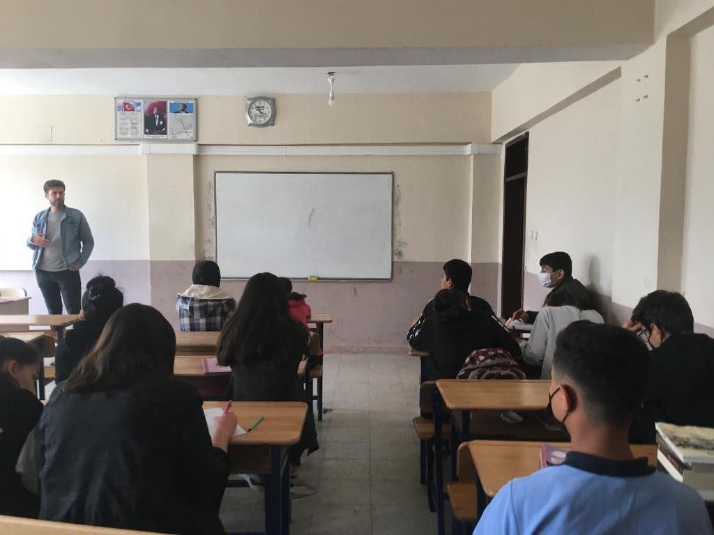 Hassa Çardak Anadolu Lisesi öğrencilerine “Akran Zorbalığı, Siber Zorbalık ve Bilinçli Medya Kullanımı” konulu seminer verildi.