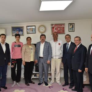 Anneler Günü'nde Şehit Annelerine Ziyaret - fotoğraf 1