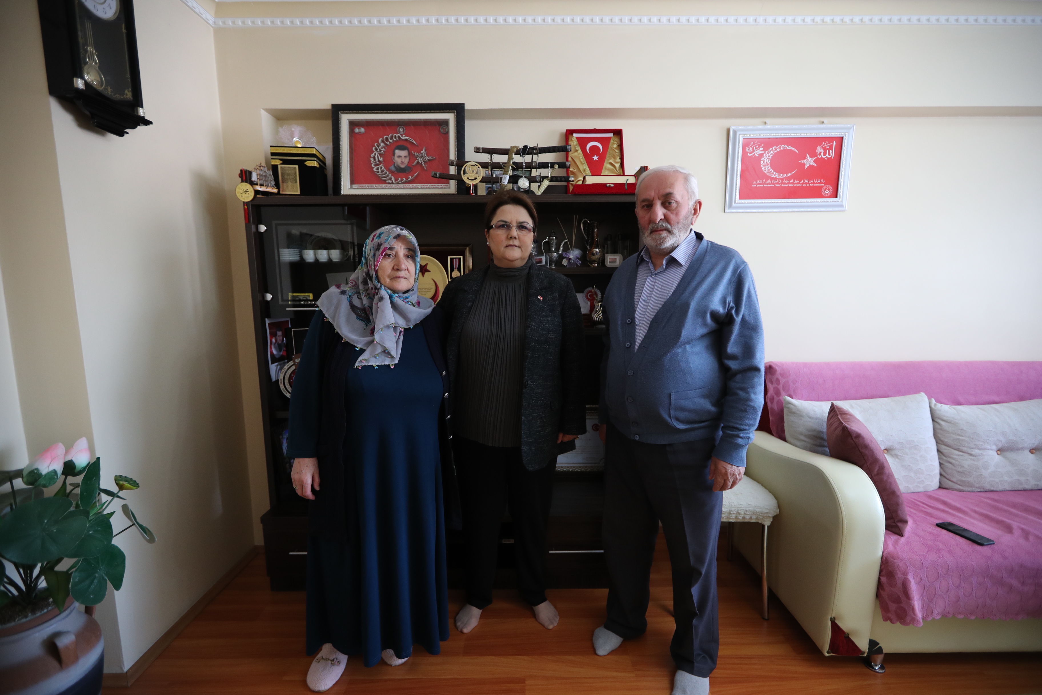 Bakanımız Yanık, Şehit Özgür Gençer'in Annesi Zennuriye Gençer ve 75. Yıl Huzurevindeki Anneleri Ziyaret Etti 