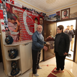Bakanımız Yanık, Şehit Özgür Gençer'in Annesi Zennuriye Gençer ve 75. Yıl Huzurevindeki Anneleri Ziyaret Etti  - fotoğraf 2