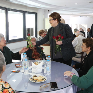 Bakanımız Yanık, Şehit Özgür Gençer'in Annesi Zennuriye Gençer ve 75. Yıl Huzurevindeki Anneleri Ziyaret Etti  - fotoğraf 5