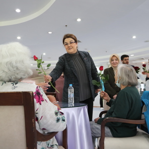 Bakanımız Yanık, Şehit Özgür Gençer'in Annesi Zennuriye Gençer ve 75. Yıl Huzurevindeki Anneleri Ziyaret Etti  - fotoğraf 6