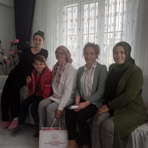 Müdürlüğümüzden hizmet alan annelerimiz ziyaret edilerek anneler günü kutlandı. - fotoğraf 2