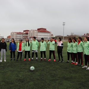 İL MÜDÜRÜMÜZ KADIN FUTBOL TAKIMININ ANTREMANINA KATILDI - fotoğraf 6