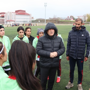 İL MÜDÜRÜMÜZ KADIN FUTBOL TAKIMININ ANTREMANINA KATILDI - fotoğraf 3