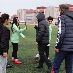 İL MÜDÜRÜMÜZ KADIN FUTBOL TAKIMININ ANTREMANINA KATILDI - fotoğraf 1