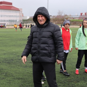 İL MÜDÜRÜMÜZ KADIN FUTBOL TAKIMININ ANTREMANINA KATILDI - fotoğraf 2