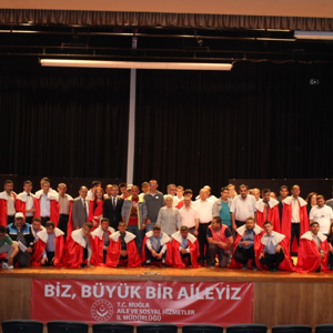 ENGEL TANIMAYAN TİYATRO GÖSTERİSİ (İNSANLAR, İNSANCIKLAR) - fotoğraf 1