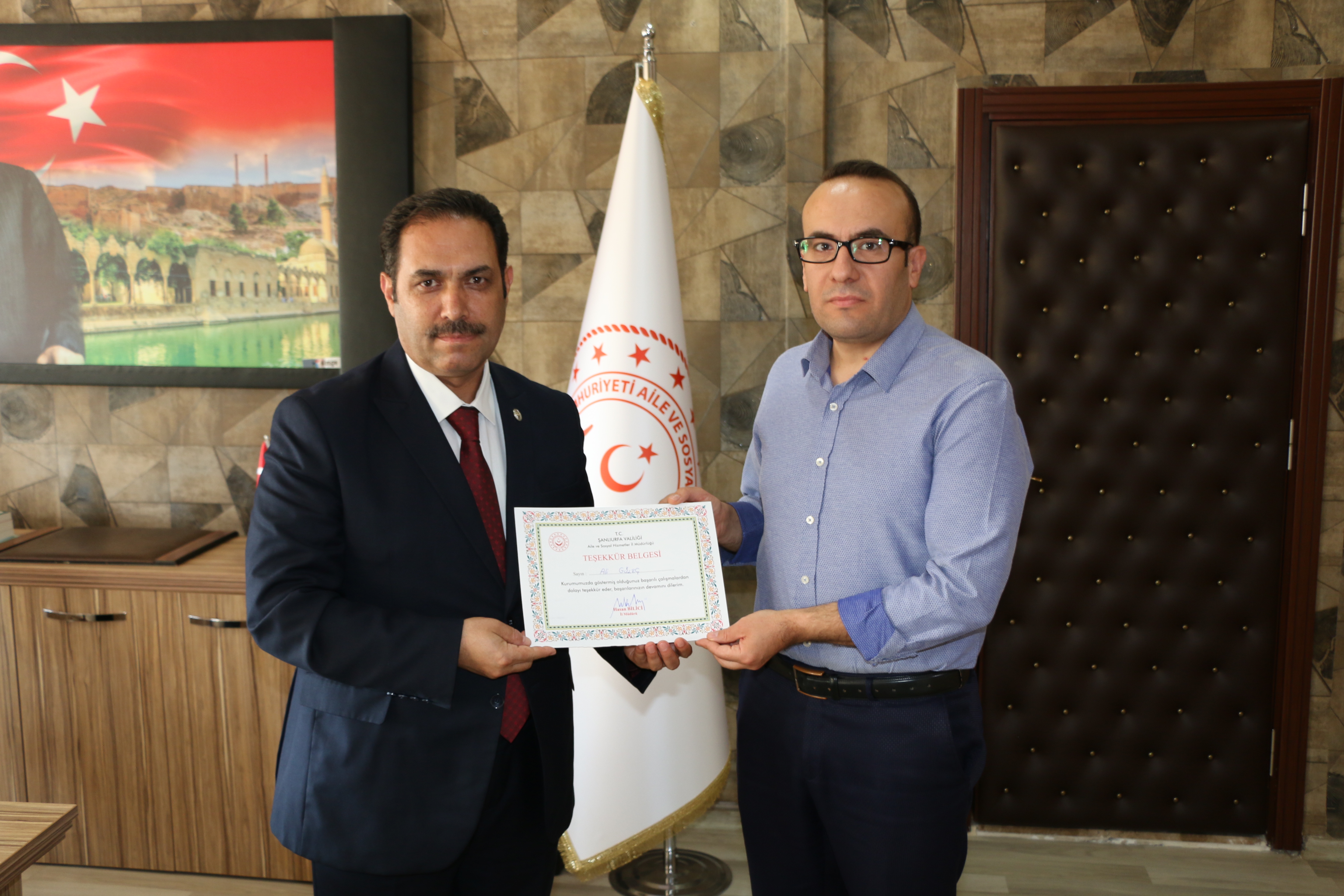 Görevinden Ayrılan Müdürümüze Başarılarından Dolayı Teşekkür Belgesi Takdim Ettik.