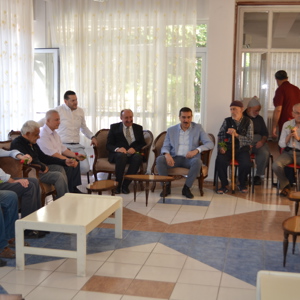 AK PARTİ MALATYA MİLLETVEKİLİ VE MKYK ÜYESİ BÜLENT TÜFENKÇİ, BABALAR GÜNÜ MÜNASEBETİYLE HUZUREVİ SAKİNLERİNİ ZİYARET ETTİ - fotoğraf 1