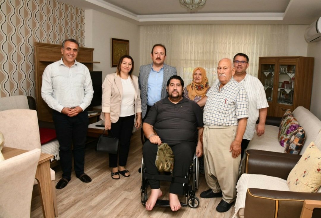 Valimiz Sn Ali Hamza PEHLİVAN,aziz şehidimizin babası,kahraman gazimiz ve babası ile üç çocuğunu okutup yetiştiren SSK emeklisi bir babayı ziyaret ederek Babalar Günü'nü kutladı.Ziyarete il müdürümüz de katıldı. 