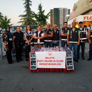 KONSERDE  ‘KADINA EL KALKAMAZ’ FARKINDALIK STANDI AÇILDI - fotoğraf 3