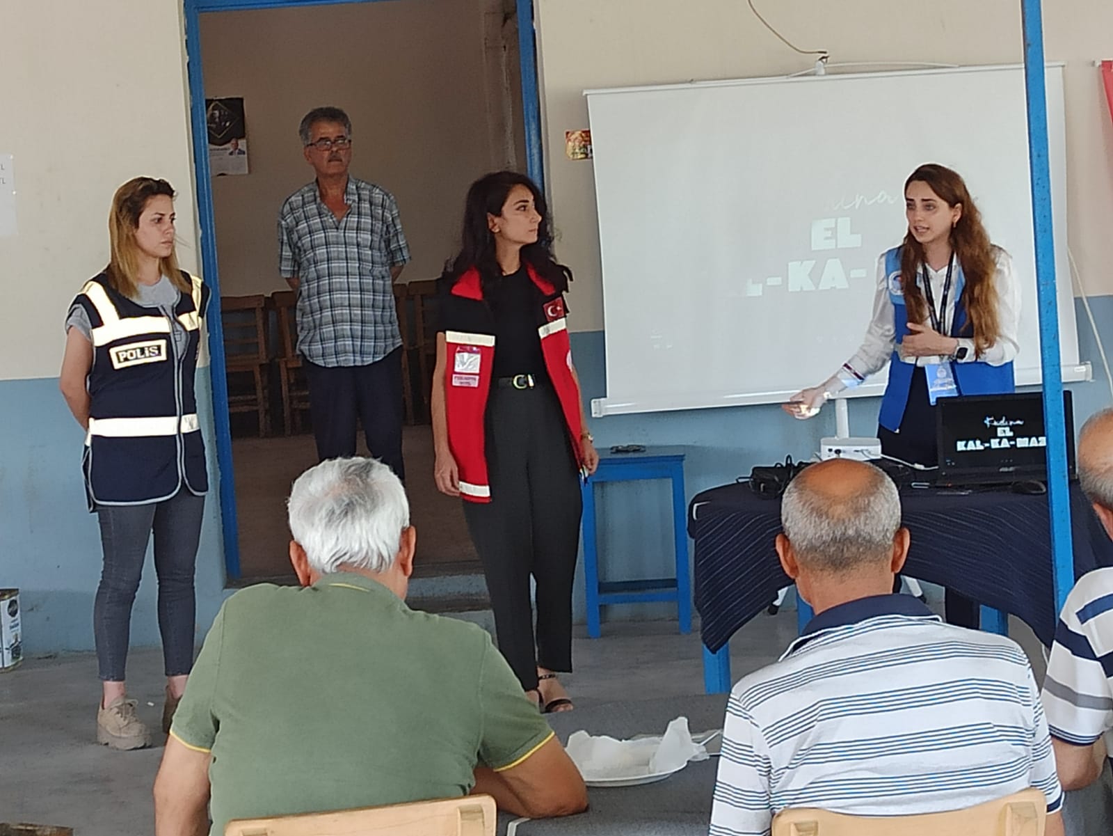 Akdeniz SHM koordinasyonunda,İlçe Emniyet Müdürlüğü ve Akdeniz Belediyesi'nin işbirliği ile Karaduvar Mahallesi'nde kahvehanede bulunan erkek vatandaşlarımıza "Kadına Yönelik Şiddet ve 6284 Sayılı Kanun" kapsamında eğitim gerçekleştirildi.