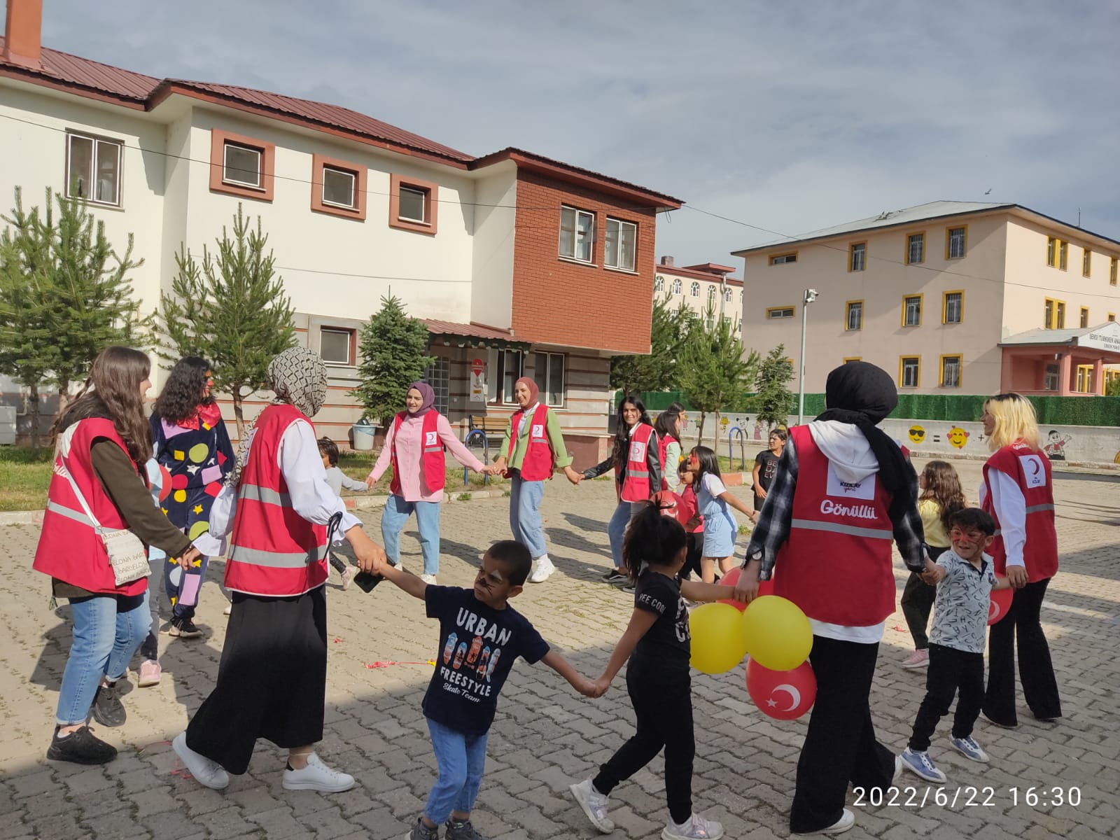 AĞRI KIZILAY VE ÇOCUK EVLERİ SİTESİ BERABER ETKİNLİK DÜZENLEDİ