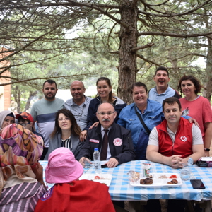 Vali Karadeniz ve Eşi Zehra Karadeniz, Engelli Bireylerle Piknikte Bir Araya Geldi - fotoğraf 2