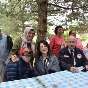 Vali Karadeniz ve Eşi Zehra Karadeniz, Engelli Bireylerle Piknikte Bir Araya Geldi - fotoğraf 3