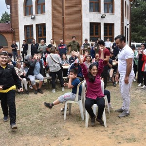 Vali Karadeniz ve Eşi Zehra Karadeniz, Engelli Bireylerle Piknikte Bir Araya Geldi - fotoğraf 4