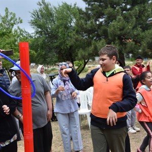 Vali Karadeniz ve Eşi Zehra Karadeniz, Engelli Bireylerle Piknikte Bir Araya Geldi - fotoğraf 5