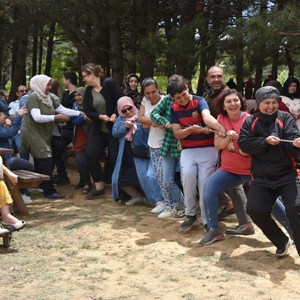 Vali Karadeniz ve Eşi Zehra Karadeniz, Engelli Bireylerle Piknikte Bir Araya Geldi - fotoğraf 6