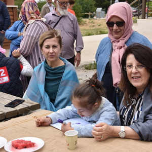 Vali Karadeniz ve Eşi Zehra Karadeniz, Engelli Bireylerle Piknikte Bir Araya Geldi - fotoğraf 7
