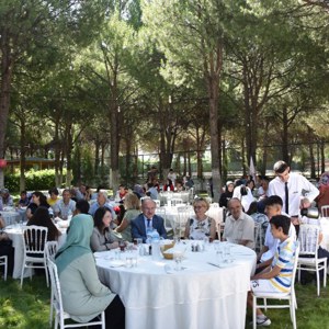 Vali Karadeniz ve Eşi Zehra Karadeniz, Koruyucu Ailelerimizle Bir Araya Geldi - fotoğraf 2