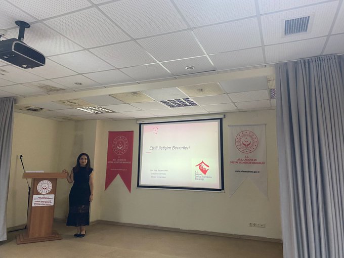 Mersin Üniversitesi'nden Uzman Psikolog Berçem Yar tarafından Erdemli Huzurevi Yaşlı Bakım Rehabilitasyon Merkezi Müdürlüğü sakinlerimiz ve personelimize "Etkili İletişim Becerileri" ve "Öfke Kontrolü" konularında eğitim verildi.