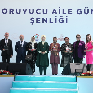 Emine Erdoğan Hanımefendi ve Bakanımız Derya Yanık Koruyucu Aile Günü Şenliğine Katıldı - fotoğraf 1