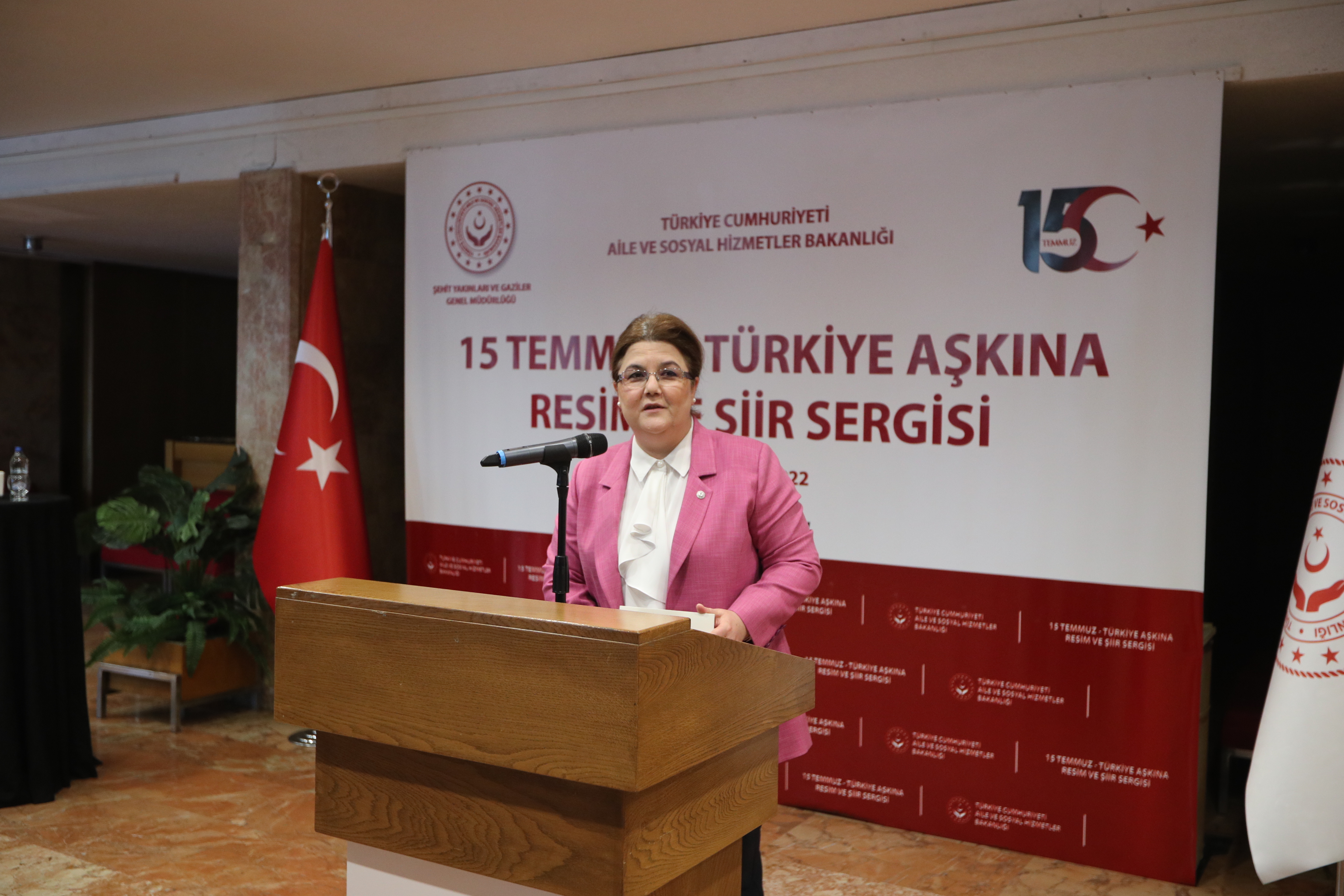 Bakanımız Derya Yanık "15 Temmuz Türkiye Aşkına Resim ve Şiir Sergisi"nin Açılışını Yaptı
