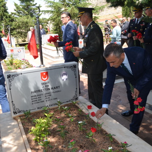 15 Temmuz Milli Birlik Günü Etkinlikleri Kapsamında Şehitlik Ziyaret Edildi - fotoğraf 5