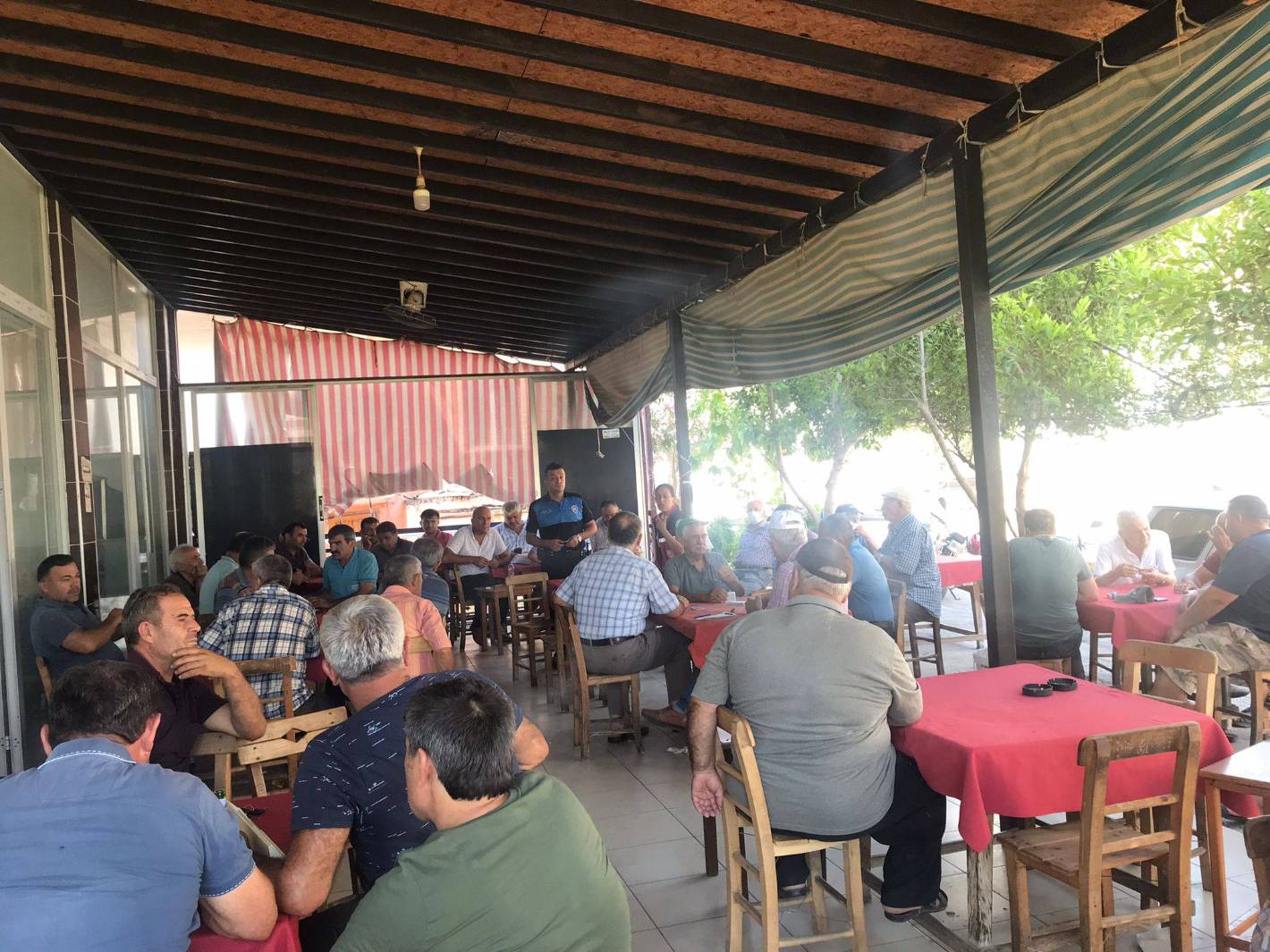 Anamur SHM ve Anamur İlçe Emniyet Müdürlüğü İşbirliği ile Kahvehanede Bulunan Erkek Vatandaşlarımıza  "Kadına Yönelik Şiddetle Mücadele" ve "Erken Yaşta Zorla Evlilik" Konularında Eğitim Gerçekleştirildi