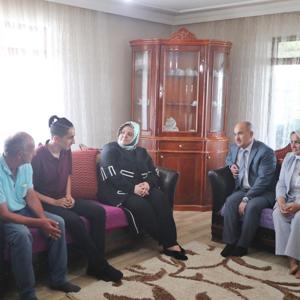 Bakan Selçuk, Düzce’deki Selde Hayatını Kaybedenlerin Yakınlarına Taziye Ziyaretinde Bulundu - fotoğraf 1