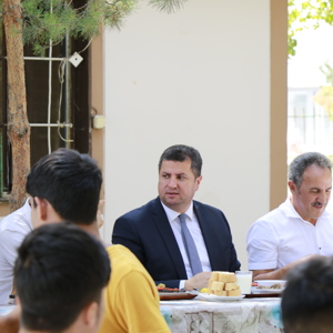 İl Müdür Vekilimiz Serdar DEMİRCİ, Sabancı Çocuk Destek kuruluşumuzda kalan refakatsiz yabancı uyruklu çocuklar ile öğle yemeğinde bir araya geldi. - fotoğraf 1