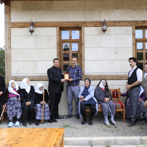 İl Müdürümüz Serdar DEMİRCİ, Refahiye Huzurevimizde kalan kıymetli büyüklerimiz ile dumanlı tabiat parkında bir araya geldi.  - fotoğraf 9