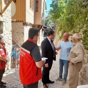 Kemaliye İlçesinde çıkan yangın dolayısıyla devam eden psiko sosyal destek çalışmalarımıza İl Müdürümüz Serdar Demirci de katılarak yangından etkilenen vatandaşlarımızla görüştü. - fotoğraf 1