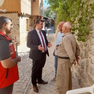 Kemaliye İlçesinde çıkan yangın dolayısıyla devam eden psiko sosyal destek çalışmalarımıza İl Müdürümüz Serdar Demirci de katılarak yangından etkilenen vatandaşlarımızla görüştü. - fotoğraf 2