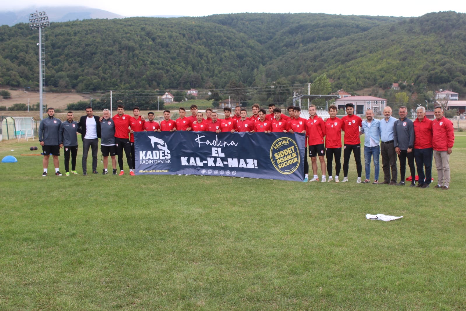 Ladik ilçemizde "Kadına El Kalkmaz" Pankartı Açıldı