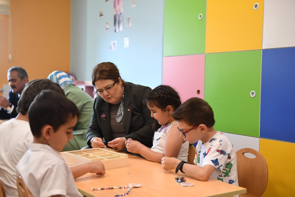 Bakanımız Derya Yanık: “İhtiyaç sahibi hanelerdeki çocukların eğitim masraflarının karşılanması için 223,7 milyon TL kaynak aktardık”