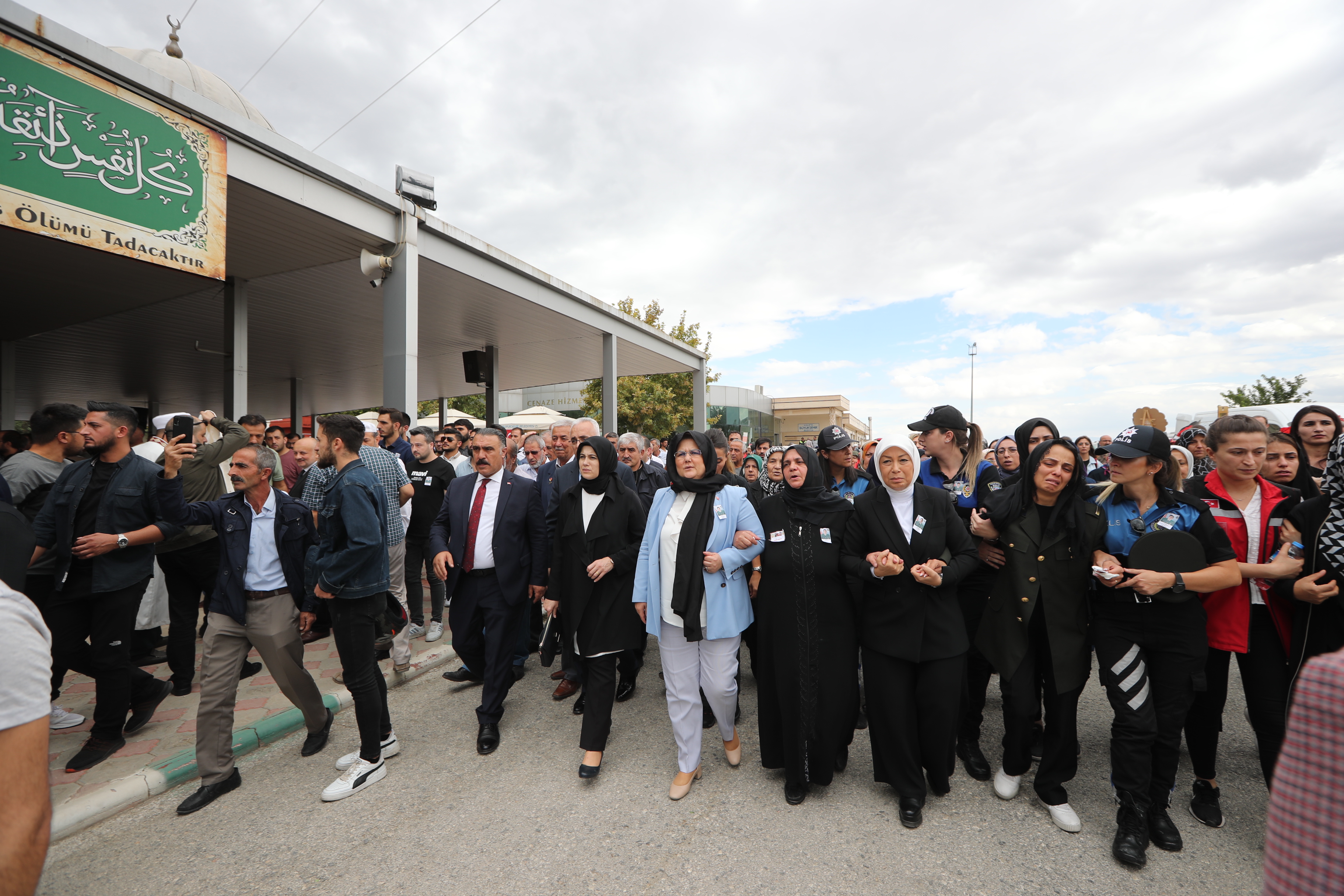 Bakanımız Derya Yanık Malatya'da Piyade Üsteğmen Serkan Erkuş’un Cenaze Törenine Katıldı