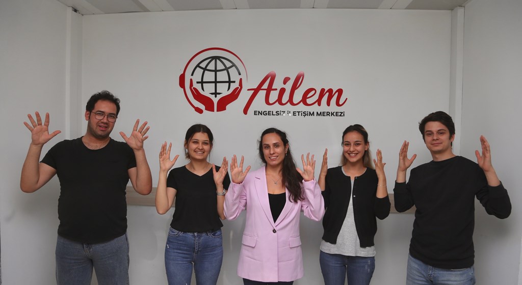 Bakanımız Sayın Derya Yanık: “İşitme engelli vatandaşlarımız için AİLEM Engelsiz İletişim Merkezimiz hizmet vermeye başladı”