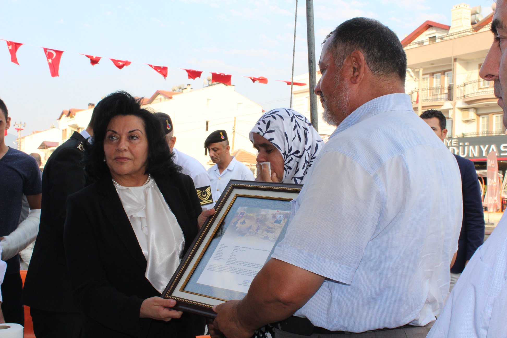 Hakkâri’de bölücü terör örgütüne yönelik düzenlenen operasyonda şehit düşen Jandarma Uzman Çavuş Süleyman Yasir Ağır’ın Fethiye İlçesi’nde yaşayan ailesine Şehadet Belgesi verildi.