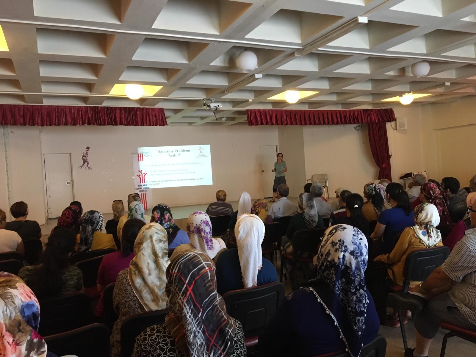 29.07.2019 tarihinde Müdürlüğümüz evde bakım hizmetinden faydalanan ve Köyceğiz ilçesinde ikamet eden 81 katılımcıya Köyceğiz Halk Eğitim Merkezi 15 Temmuz Şehitler Konferans Salonunda “Davranış Problemleri ile Başa Çıkma” konulu eğitim verilmiştir.