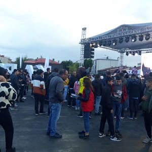 Kars Valiliği, Serhat Kalkınma Ajansı (SERKA), Ticaret ve Sanayi Odası iş birliğiyle bu yıl 2’ncisi düzenlenen ‘Kars Peynir Festivali’nde İl Müdürlüğümüze bağlı kuruluşumuz ŞÖNİM personelleri tarafından "Kadına El Kal-Ka-Maz"mottosu kapsamında bilgilendirme çalışması yapıldı. - fotoğraf 2