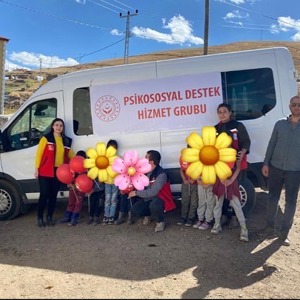 İl Müdürlüğümüz Psikososyal Destek Personeli mobil hizmet aracımızla depremdem etkilenen köylerde vatandaşlarımızın yaşamlarını kolaylaştırma adına çalışmalarını sürdürmektedirler. - fotoğraf 2