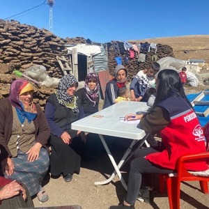 İl Müdürlüğümüz Psikososyal Destek Personeli mobil hizmet aracımızla depremdem etkilenen köylerde vatandaşlarımızın yaşamlarını kolaylaştırma adına çalışmalarını sürdürmektedirler. - fotoğraf 4