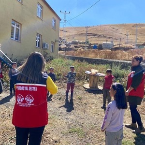 İl Müdürlüğümüz Psikososyal Destek Personeli mobil hizmet aracımızla depremdem etkilenen köylerde vatandaşlarımızın yaşamlarını kolaylaştırma adına çalışmalarını sürdürmektedirler. - fotoğraf 5
