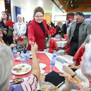 Bakanımız Derya Yanık Huzurevi Sakinleriyle Birlikte Konser İzledi - fotoğraf 5