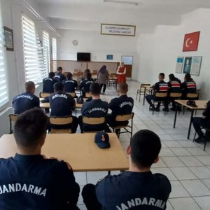Vize ve Kıyıköy Jandarma Komutanlıklarında Görevli Personele Kadına Yönelik Şiddetle Mücadele ve Bağımlılıklar Mücadele Eğitimleri Verildi. - fotoğraf 2